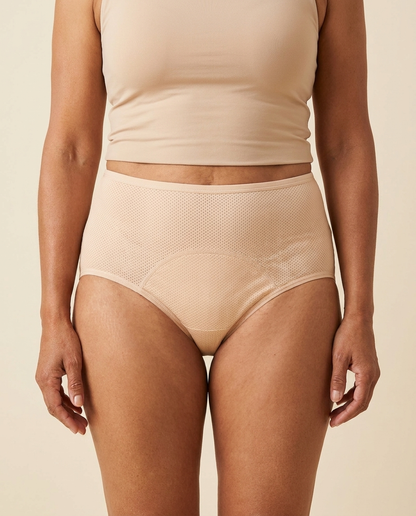 Mujer usando el calzon Serenna Nude, talle alto